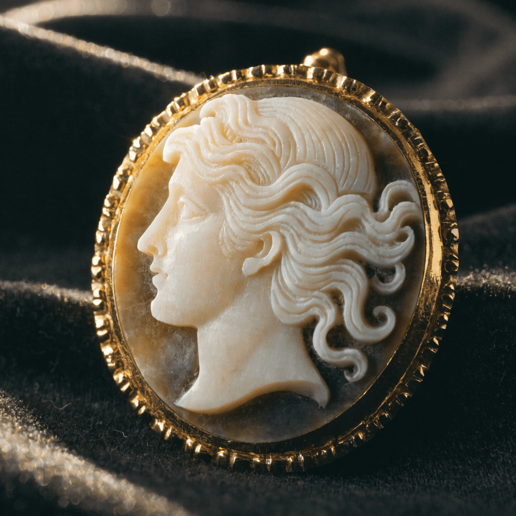 Broche camée en coquillage