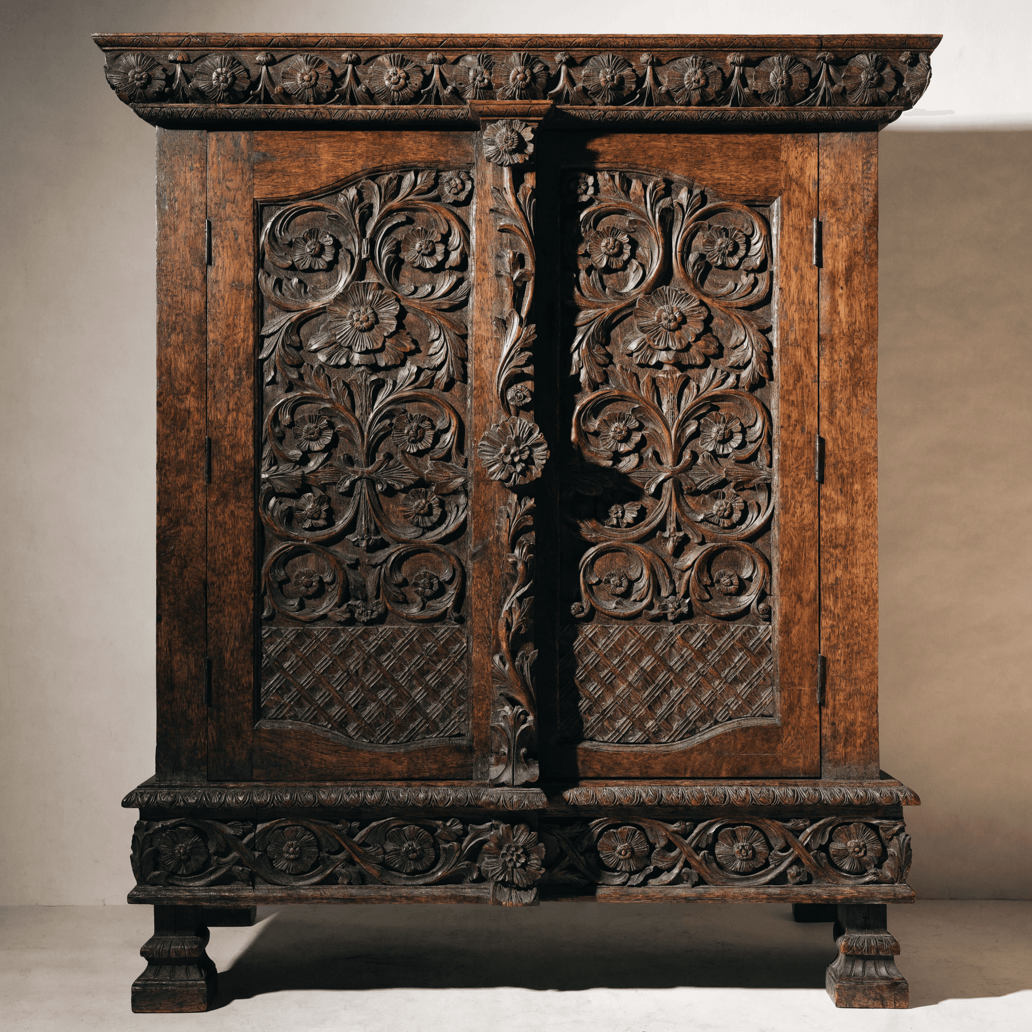 Armoire normande sculptée