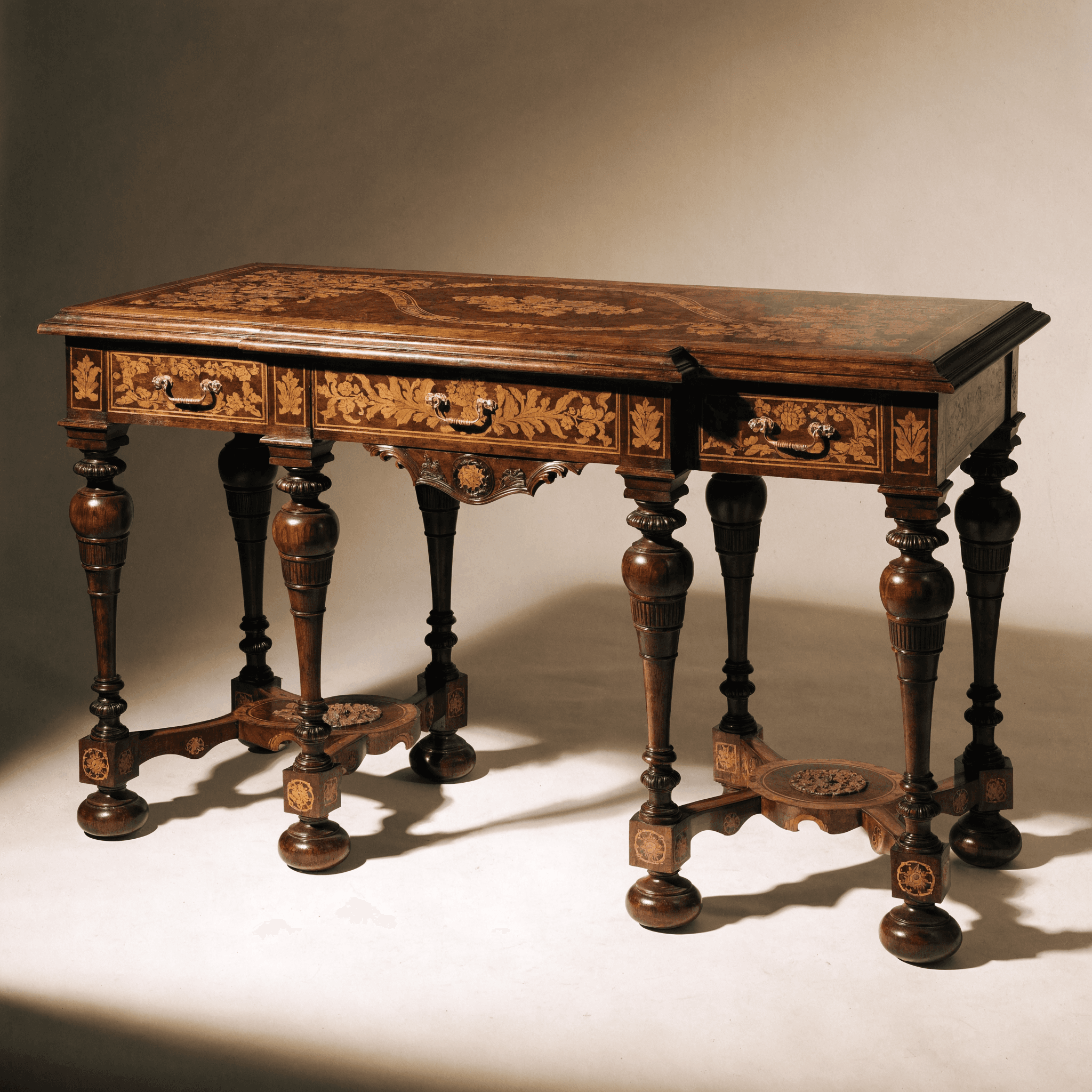 Bureau Mazarin en marqueterie Boulle