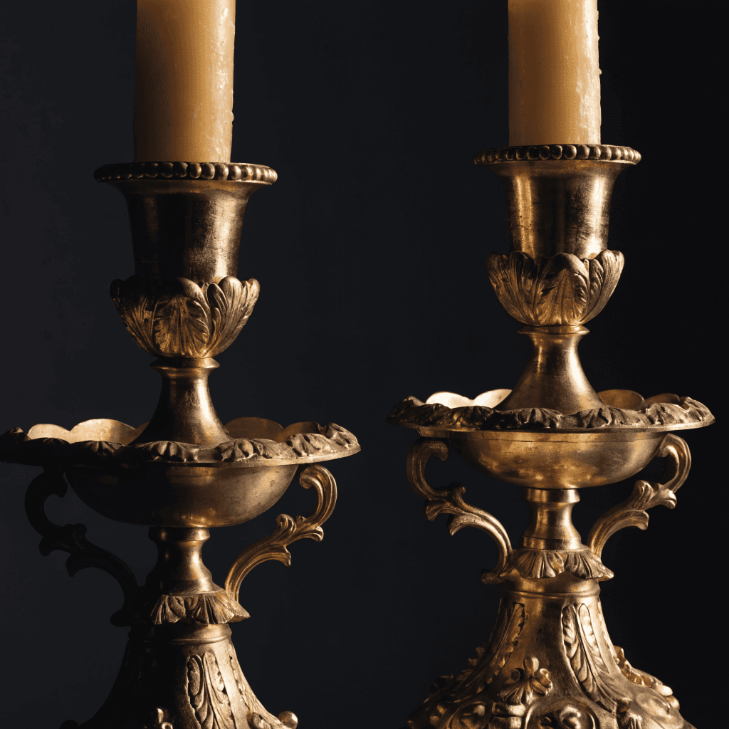 Paire de bougeoirs en bronze doré