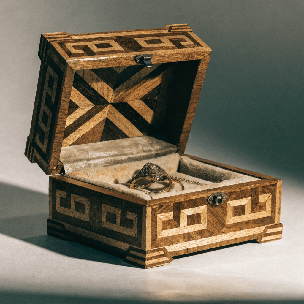 Coffret en marqueterie de bois précieux
