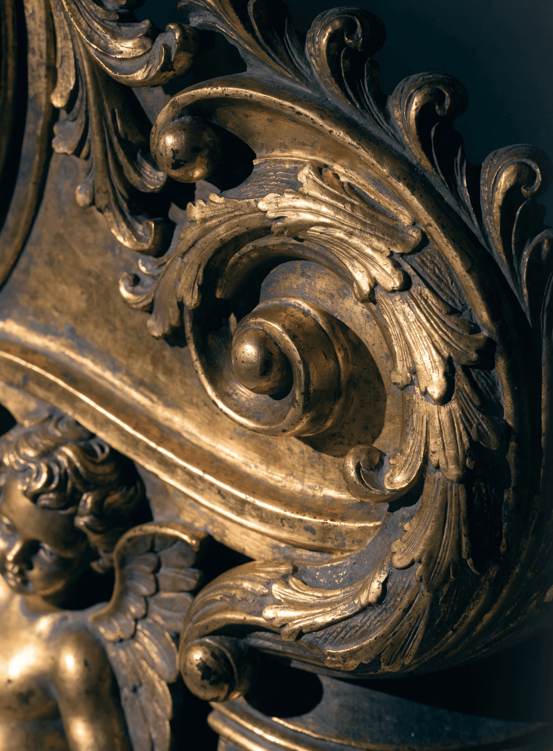 Détail d'un cartel doré d'époque Napoléon III, bronze ciselé