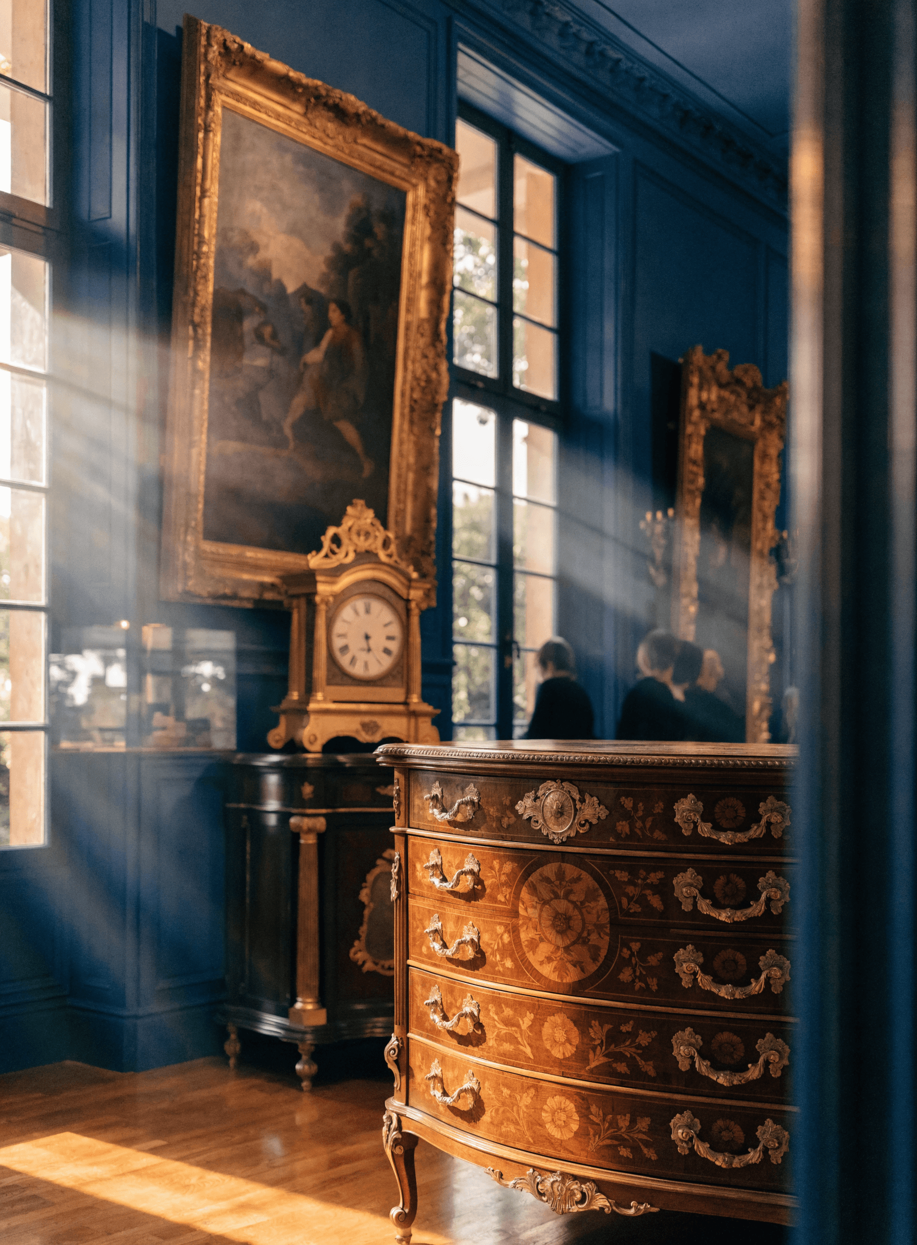 Intérieur de la galerie Heitzmann — commode Napoléon III, pendule dorée et tableau ancien